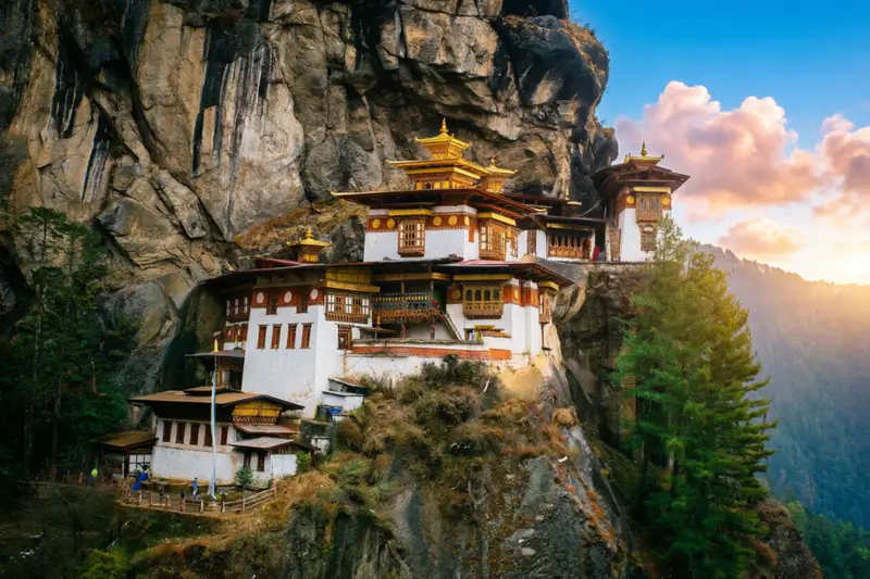 Буддийский монастырь Такцанг-лакханг (также известный как «Логово тигрицы»), расположенный в Бутане.