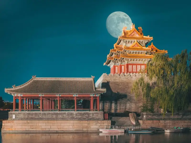 Запретный город (дворцовый комплекс Гугун) в Пекине, Китай, на фоне полной луны