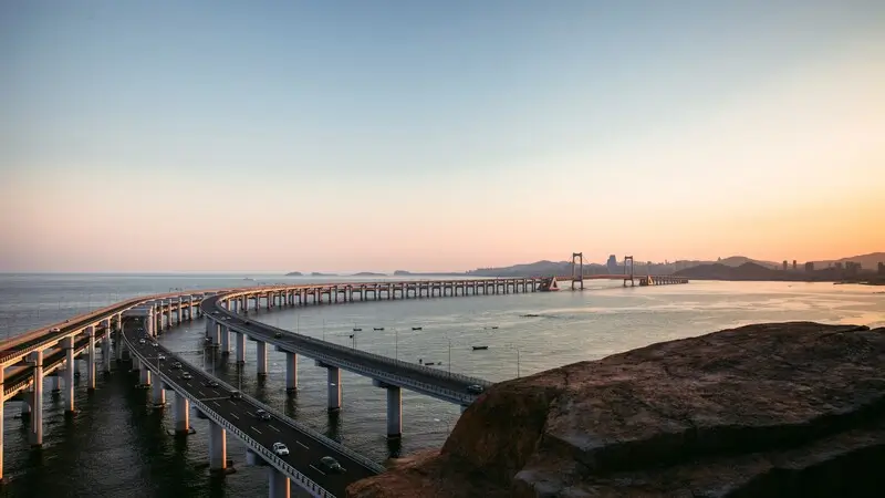 Мост через залив Синхай (Xinghai Bay Bridge) в городе Далянь, Китай. Этот мост представляет собой двухуровневую конструкцию общей длиной около 6 километров, соединяющую разные районы города над водами Желтого моря.