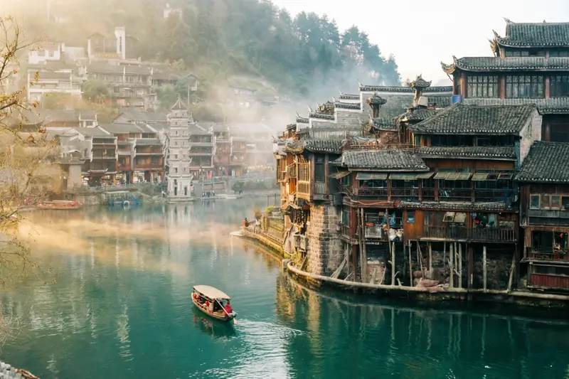 Древний город Фэнхуан (Fenghuang Ancient Town) в провинции Хунань, Китай. Сохранив архитектуру 16–18 веков, он славится домами на сваях, узкими улочками и утренними туманами.