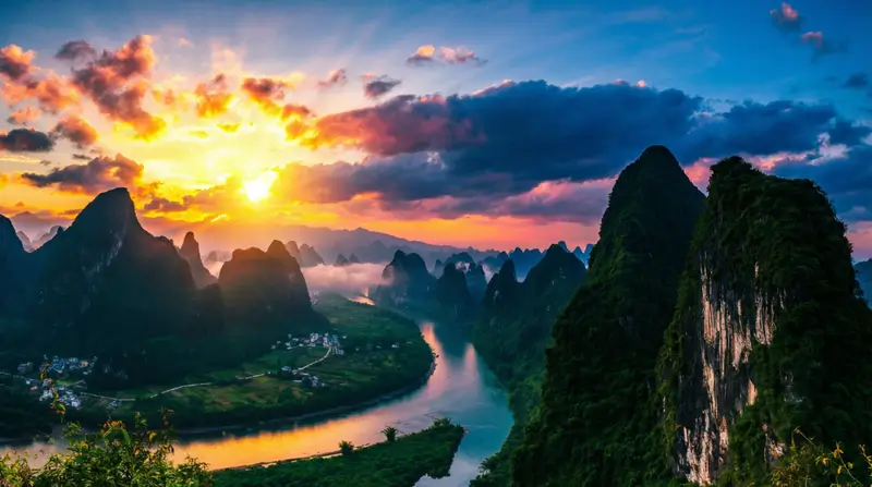 Вечерняя панорама на долину реки Ли в провинции Гуйлинь