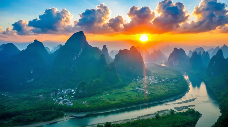 Живописный пейзаж реки Ли (Лицзян) в Гуанси-Чжуанском автономном районе на юге Китая