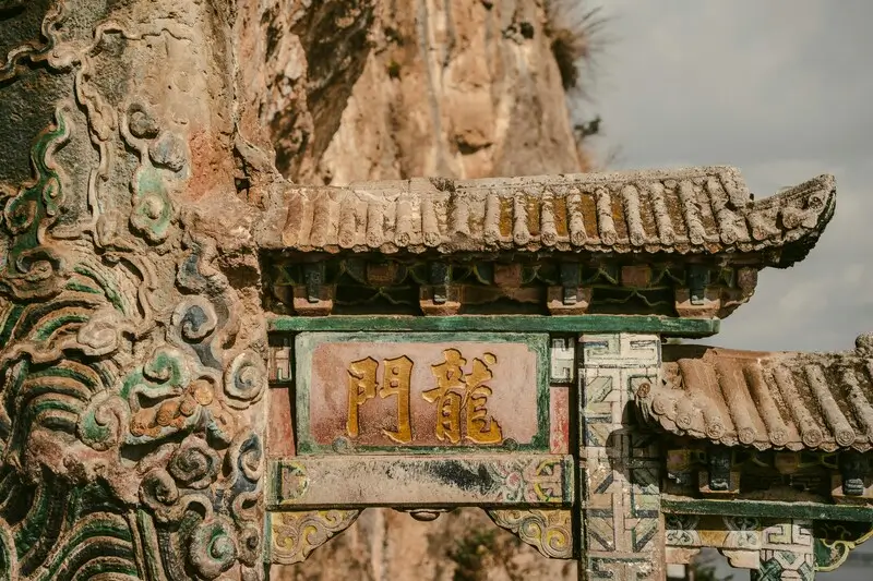 Знаменитые «Драконьи ворота» (Longmen), расположенные в парке Западных холмов (Xishan) в городе Куньмин, Китай