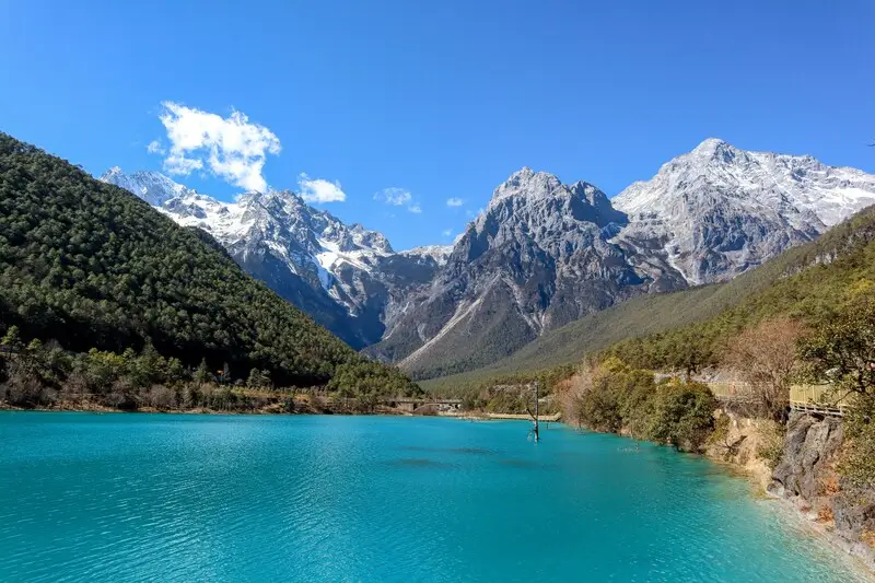 Гора Снежный Нефритовый Дракон — это горный массив в Юлуннасиском автономном уезде Лицзян провинции Юньнань, Китай.