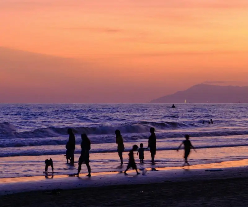Живописный вечерний пейзаж курортного острова Хайнань, Китай