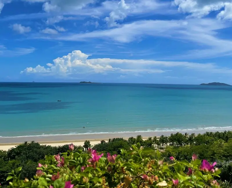 Живописный пейзаж моря на курортном острове Хайнань, Китай