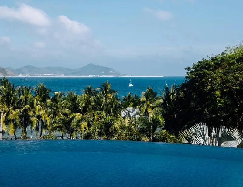 Живописный пейзаж моря из инфинити бассейна отеля Хилтон на курортном острове Хайнань, Китай