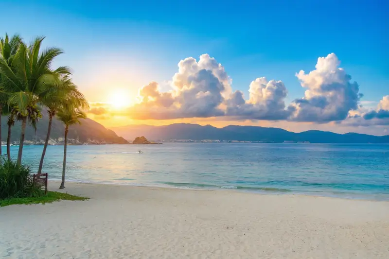 Живописный пейзаж курортного острова Хайнань в Китае