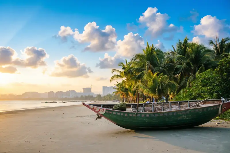 Живописный пейзаж курортного острова Хайнань в Китае