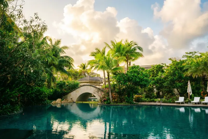 Роскошный курорт с пляжным бассейном на тропическом острове Хайнань, Китай