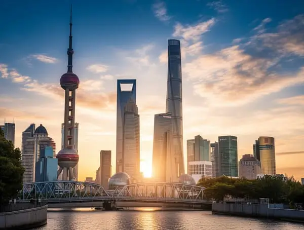 Знаменитый горизонт района Пудун в Шанхае, Китай, с видом на реку Хуанпу. Шанхайская башня: Самое высокое здание в Китае и второе по высоте в мире, высотой 632 метра.  Восточная жемчужина: Телебашня высотой 468 метров, являющаяся одним из символов города.