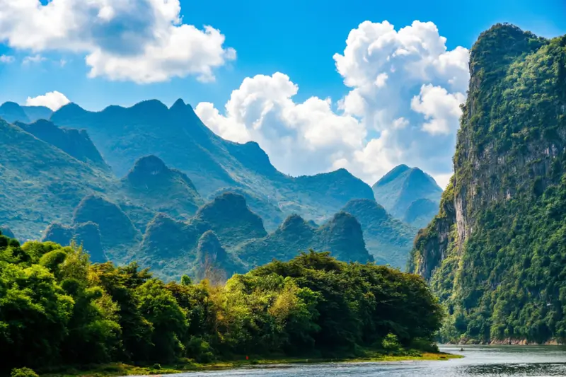 Горные пейзажи Yangshuo (Яншо) в Китае