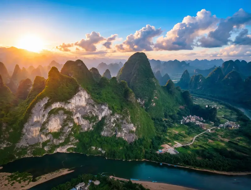 Знаменитый пейзаж реки Ли (Лицзян) в окрестностях города Яншо, Китай.  Этот район славится своими уникальными карстовыми холмами, которые тянутся вдоль извилистых рек.