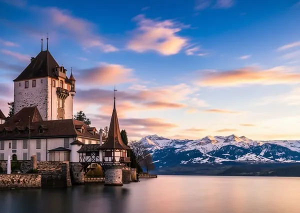 Замок Оберхофен (Schloss Oberhofen), расположенный на берегу Тунского озера в Швейцарии