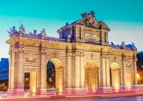Ворота Алькала (Puerta de Alcalá) — знаменитый памятник архитектуры XVIII века, расположенный на площади Независимости в Мадриде, Испания