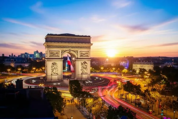 Триумфальная арка (Arc de Triomphe) в Париже на площади Шарля де Голля