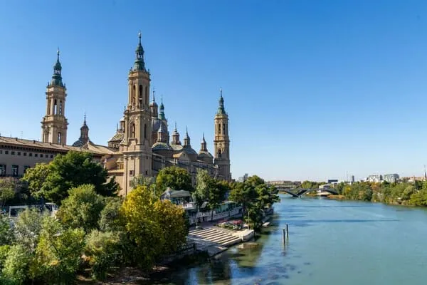 Базилика-де-Нуэстра-Сеньора-дель-Пилар (Basilica del Pilar) в Сарагосе, Испания