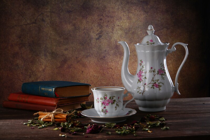 Фарфоровый кофейный сервиз с узором «Серая роза»