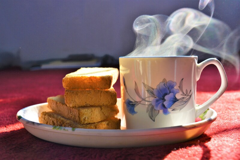 Чашка горячего чая с пряниками