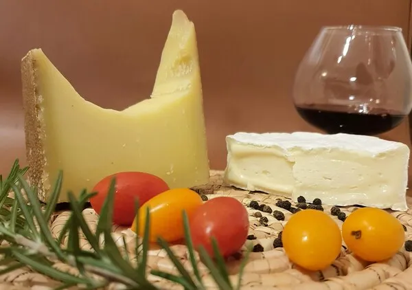 Натюрмортная композиция с сырами, помидорами черри и бокалом вина