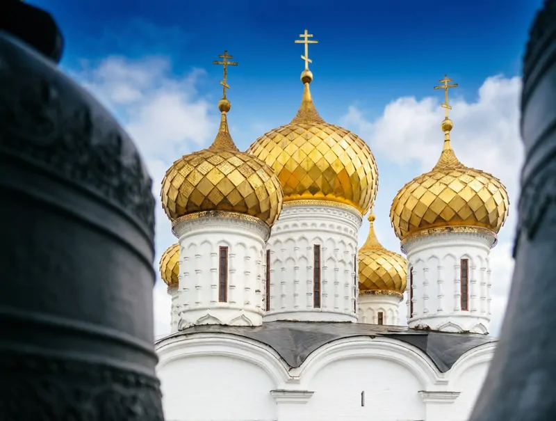 Золотые купола Троицкого собора, Кострома, Россия. Монастырь считается жемчужиной Костромской земли и имеет богатую историю, связанную с династиями Годуновых и Романовых.