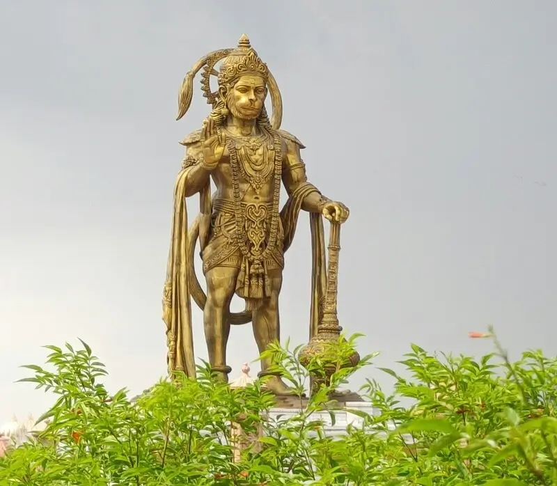 Статуя индуистского божества Ханумана.