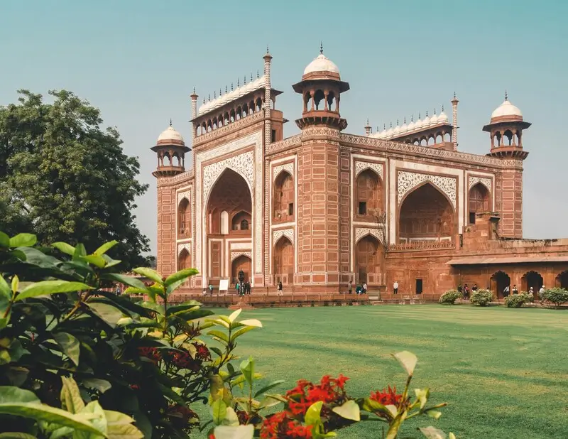 Великие ворота (Darwaza-i-rauza) комплекса Тадж-Махал в Агре, Индия