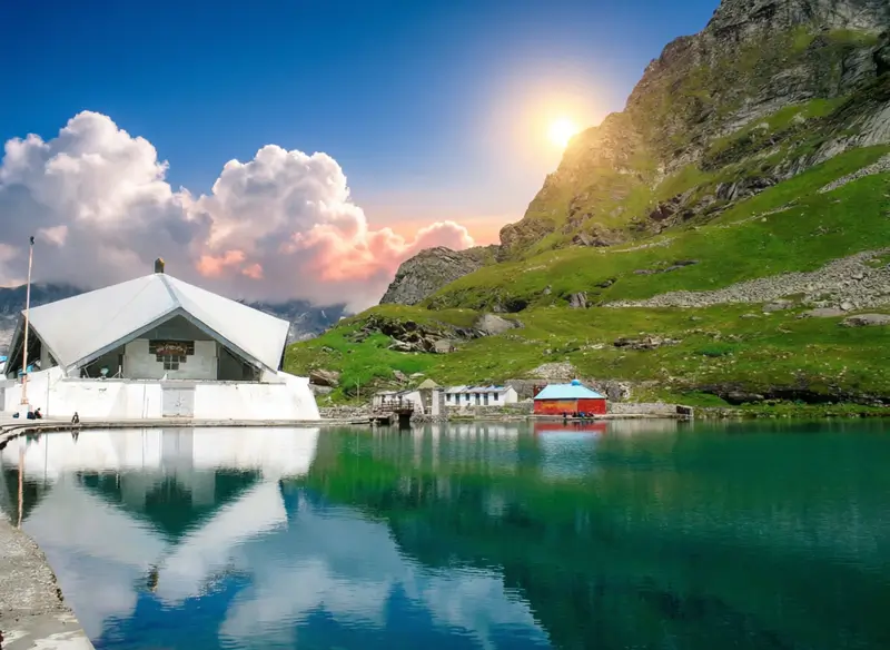 Гурудвара Шри Хемкунд Сахиб (Gurudwara Sri Hemkund Sahib) — священное место поклонения сикхов, расположенное в штате Уттаракханд, Индия