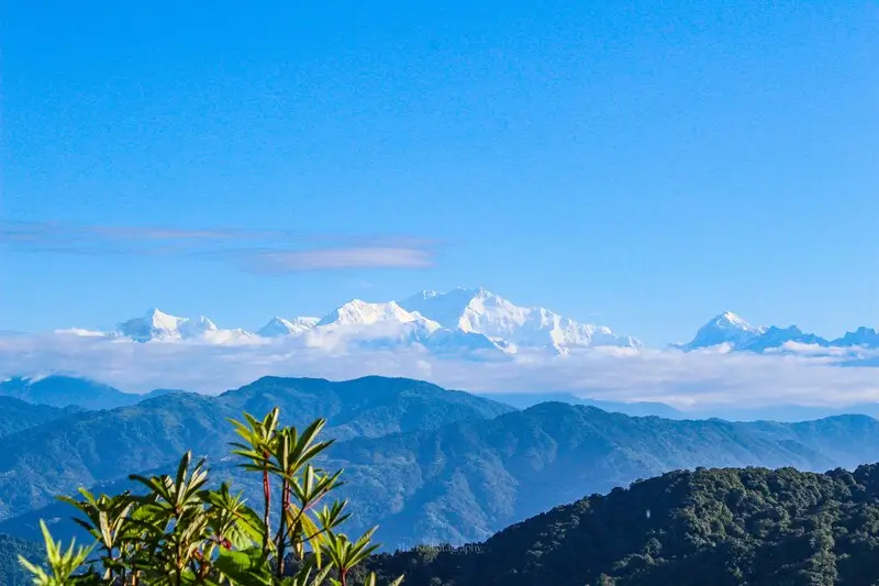 Гора Канченджанга, третья по высоте вершина мира, находится на границе Непала и Индии (штат Сикким).