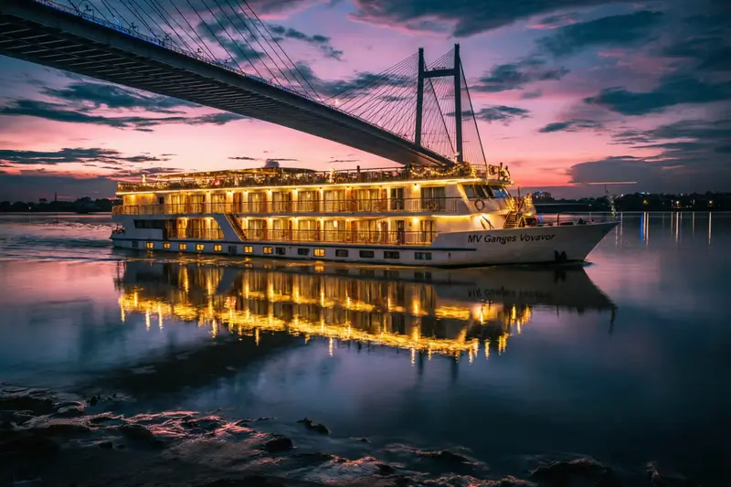 Набережная Принсеп Гхат в Калькутте с проплывающим мимо круизным теплоходом.