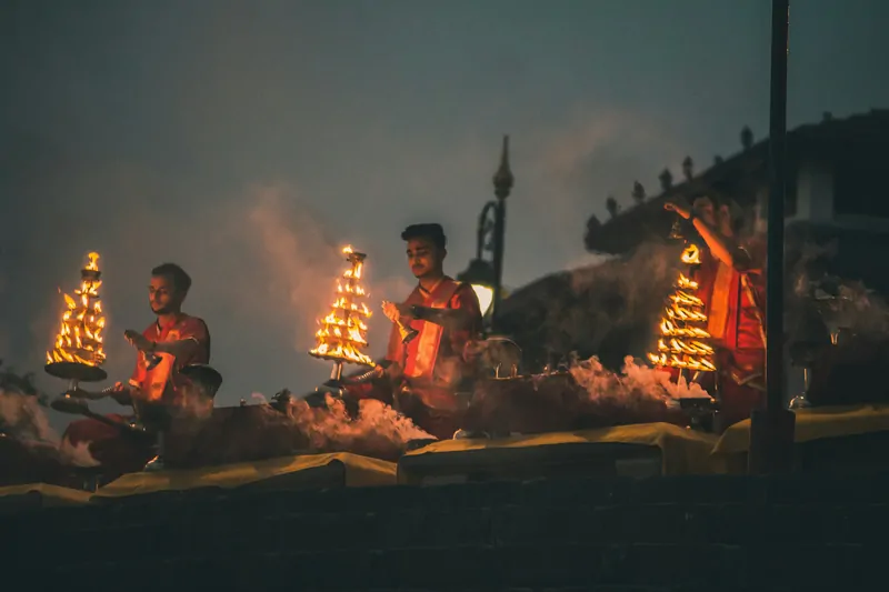 Торжественный индуистский ритуал Ганга аарти (Ganga Aarti), который ежедневно проводится на берегах священной реки Ганг в Индии. Церемония проходит на главных гатах (ступенях к воде) города Варанаси.