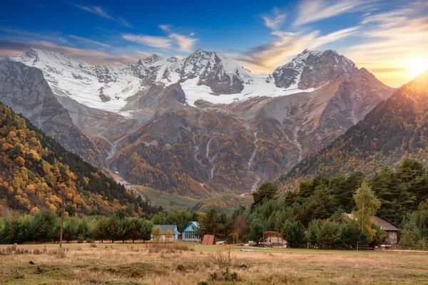 Осенние горные пейзажи Ингушетии в теплых лучах заката