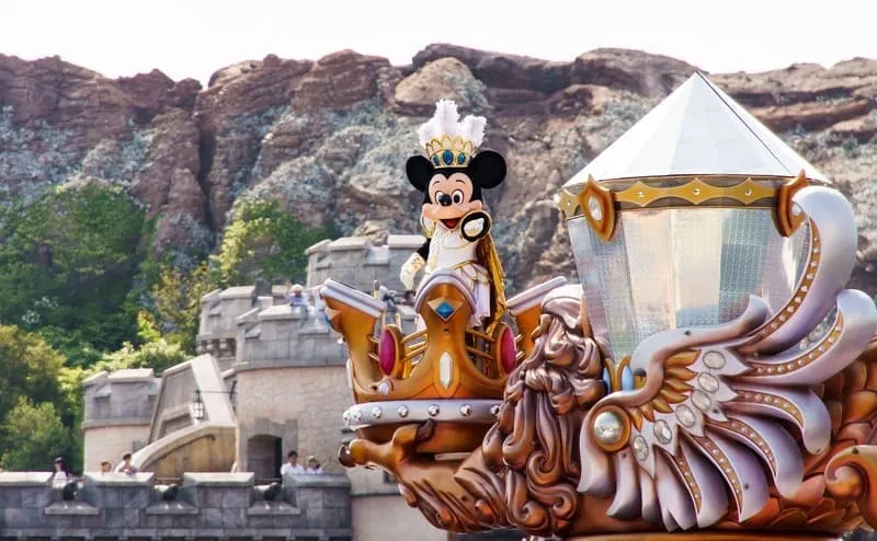 Микки Маус в королевском наряде на парадной платформе в Tokyo Disneyland