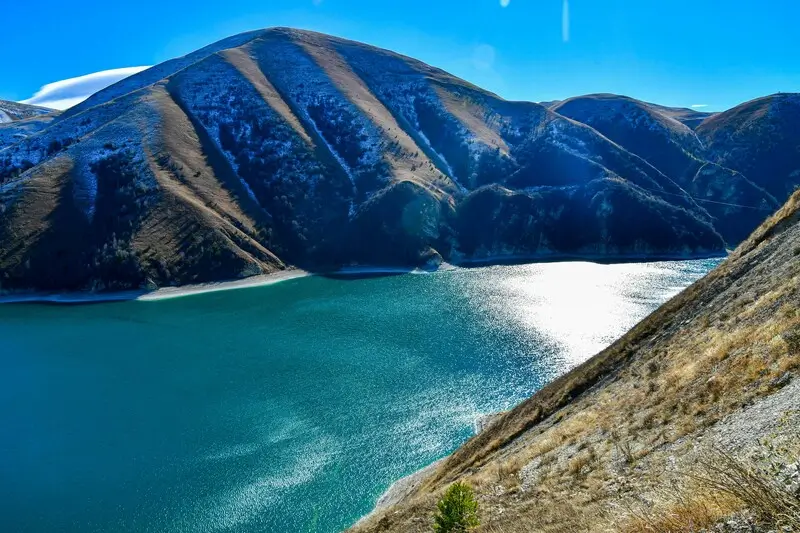 Кезеной-Ам — крупнейшее и самое глубокое высокогорное озеро Северного Кавказа, расположенное на границе Чечни и Дагестана