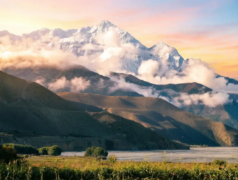 Горный пейзаж в регионе Верхний Мустанг в Непале. Место популярно для треккинга, особенно в весенний и осенний сезоны, когда погода наиболее благоприятна.