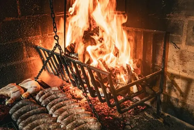 Традиционный метод приготовления мяса на открытом огне или гриле | Гастрономические туры