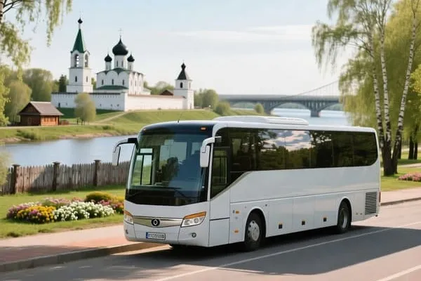 Туристический автобус на фоне достопримечательностей Калужской области