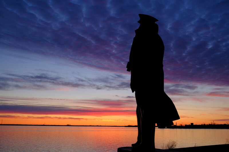 Закат над рекой Северная Двина в Архангельске, Россия.