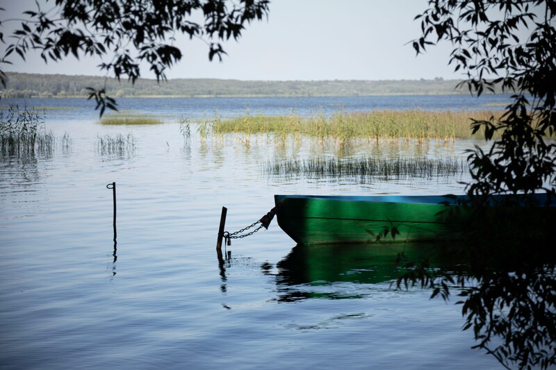 Вид на реку с лодкой