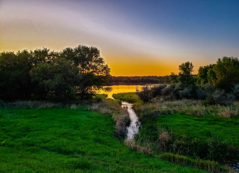 Красивый закат с видом на реку