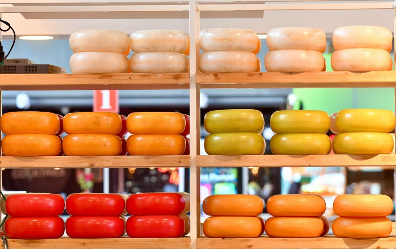 Витрина сырного магазина с головками сыра