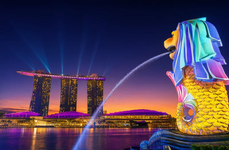 Cтатуя Мерлайон (Merlion) в парке Мерлайона, Сингапур. Эта локация является одной из самых популярных достопримечательностей Сингапура и часто посещается в рамках пешеходных экскурсий.