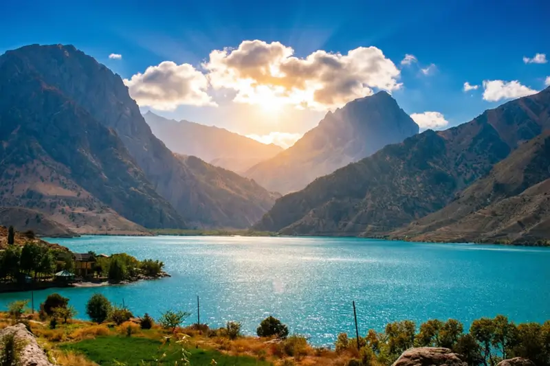 Озеро Искандеркуль, расположенное в Фанских горах в Таджикистане.
