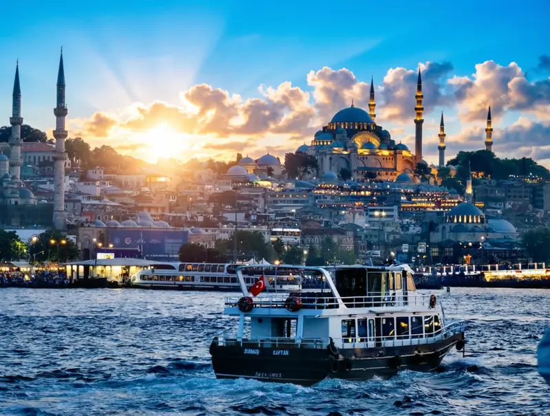 Стамбул — крупнейший город Турции, расположенный одновременно в Европе и Азии. Через пролив Босфор осуществляются прогулки на судах.
