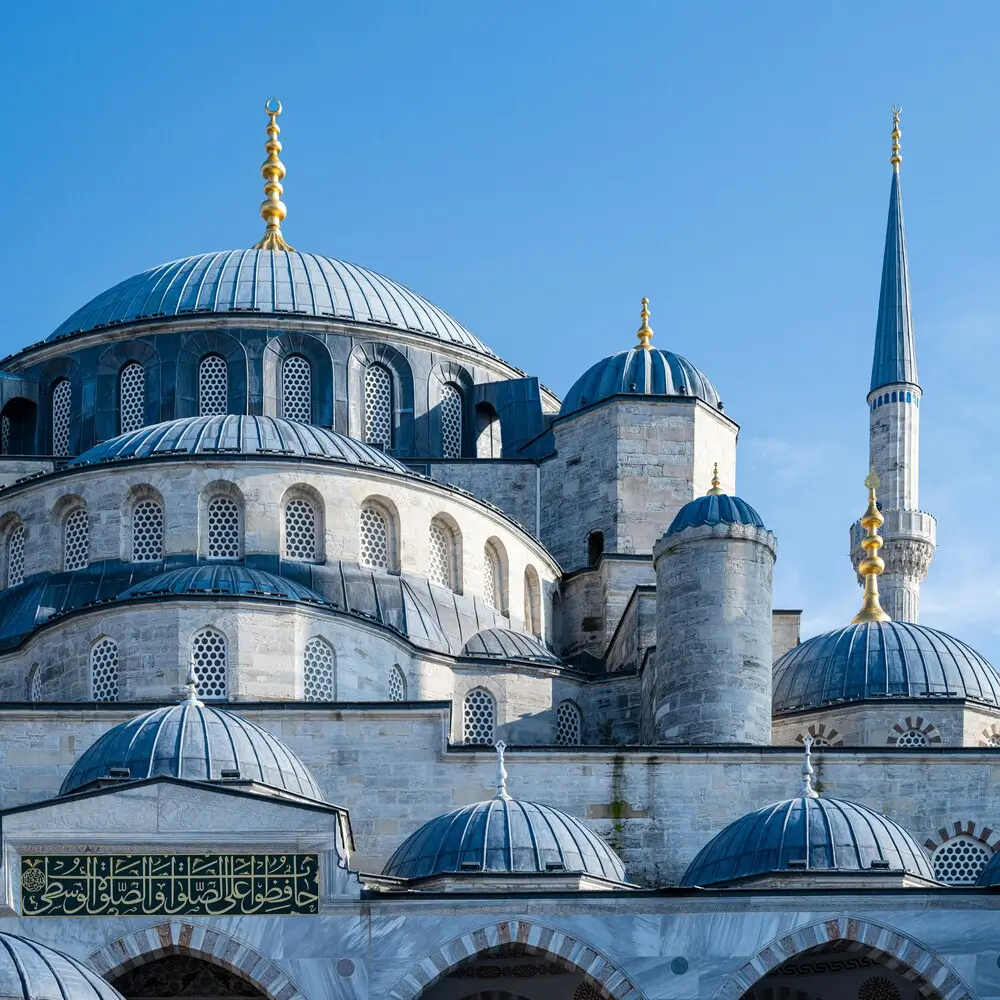 Голубая мечеть (мечеть Султанахмет) в Стамбуле, выдающийся памятник исламской архитектуры. Здание сочетает в себе классический османский и византийский стили архитектуры.