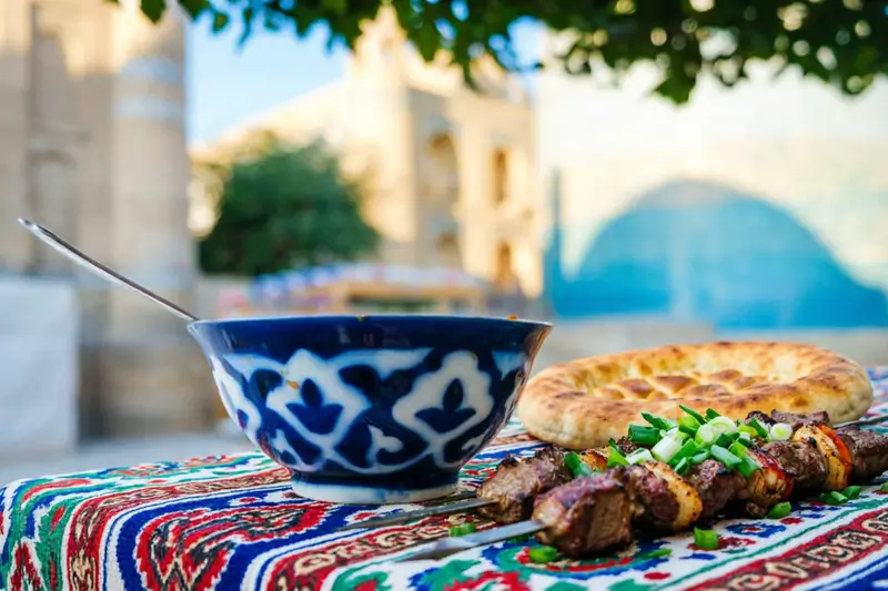 Узбекская чайхана - стол с традиционным узором (хан атлас) с шашлыком и лагманом