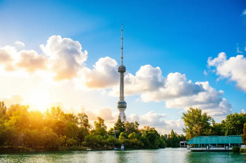 Потрясающий вид на Ташкентскую телебашню на рассвете, Узбекистан