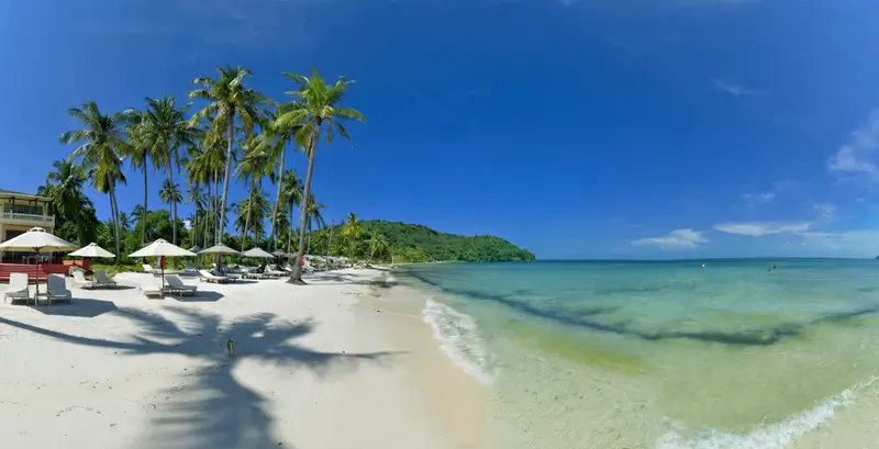 Пляж Бай Сао (Sao Beach), расположенный на острове Фукуок во Вьетнаме. Пляж известен своим мелким белым песком и бирюзовой водой Сиамского залива.