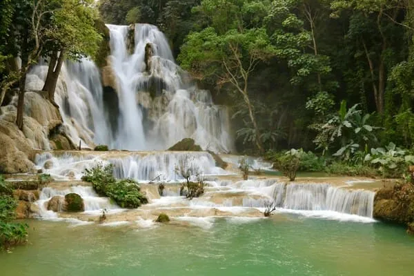 Водопад Куанг Си (Kuang Si Falls), расположенный недалеко от города Луанг Прабанг в Лаосе