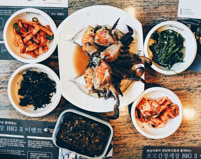 Традиционная корейская трапеза с различными закусками банчан (кимчи)